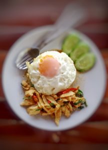 Huhn mit Chilli und Thai-Basilikum, dazu Reis mit Spiegelei.